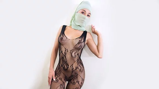 PervMom – Cali Lee – Underneath The Hijab, Perverzija.com PervMom – Cali Lee – Underneath The Hijab